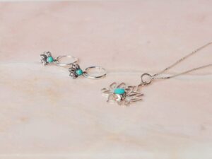 Lotusbloem Sieradenset Lotus Turquoise - Necklace Lotus Turquoise & Hoop Earrings Loïs Turquoise 925 sterling zilver Laura Design