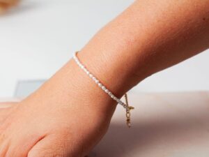 Vrouw met parel armband om pols Bracelet Pearl Riley 925 sterling zilver en 18K goud zoetwaterparel Laura Design