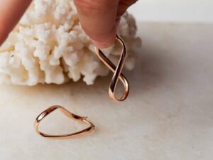 Spiraalvormige oorbellen met bajonetsluiting Hoop Earrings Twist Small 925 sterling zilver en 18K roségoud Laura Design