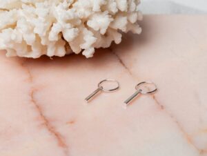Oorbellen met staafvormige bedeltjes Hoop Earrings Lynn 925 sterling zilver Laura Design
