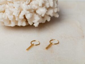 Oorbellen met staafvormige bedeltjes Hoop Earrings Lynn 925 sterling zilver en 18K goud Laura Design
