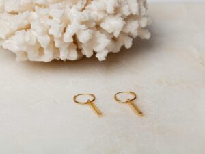 Oorbellen met staafvormige bedeltjes Hoop Earrings Lynn 925 sterling zilver en 18K goud Laura Design