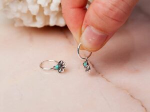 Oorbellen met lotusbloem bedeltjes en turquoise steentje Hoop Earrings Loïs Turquoise 925 sterling zilver oxidized Laura Design