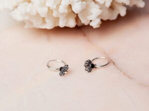 Oorbellen met lotusbloem bedeltjes en zwart steentje Hoop Earrings Loïs 925 sterling zilver oxidized Laura Design