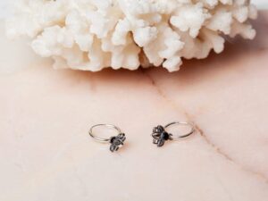 Oorbellen met lotusbloem bedeltjes en zwart steentje Hoop Earrings Loïs 925 sterling zilver oxidized Laura Design