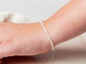 Vrouw met armband om pols Bracelet Flore 925 sterling zilver en zoetwaterparel Laura Design