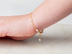Vrouw met parel armband om pols Bracelet Pearl Amaya 925 sterling zilver en 18K goud & zoetwaterparel Laura Design