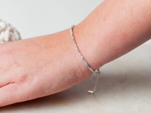 Vrouw met armband om pols Bracelet Gemstone Elements 925 sterling zilver en gemengde edelstenen Laura Design
