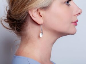 Vrouw met gedraaide oorbel in oor Earring Autumn 925 sterling zilver mat Laura Design