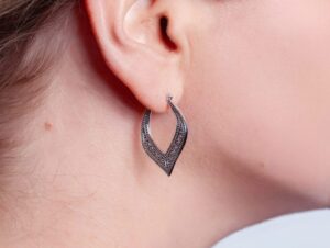 Vrouw met Arabische oorbel in oor Hoop Earrings Yasmine 925 sterling zilver oxidized Laura Design