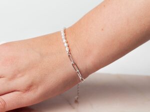 Vrouw met parel armband om pols Bracelet Pearl Audrey 925 sterling zilver en zoetwaterparel Laura Design
