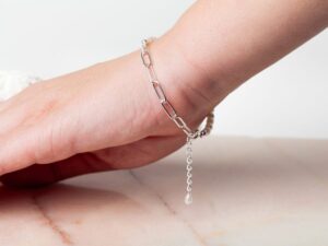 Vrouw met parel armband om pols Bracelet Pearl Audrey 925 sterling zilver en zoetwaterparel Laura Design